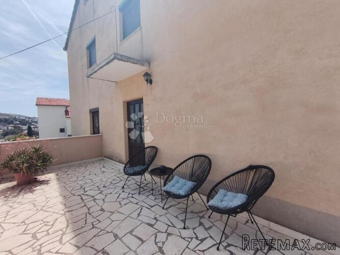 Okrug Gornji – Kuća s više apartmana na atraktivnoj lokaciji