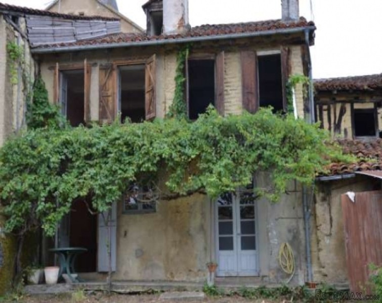 400 yr old town house with orignal..