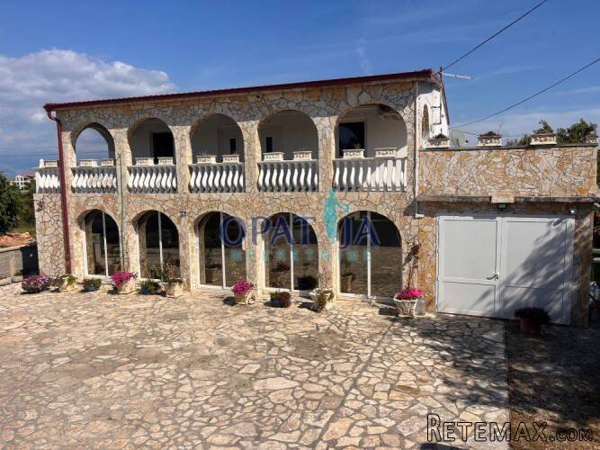 Vir, uredna kuća s 4 apartmana blizu mora