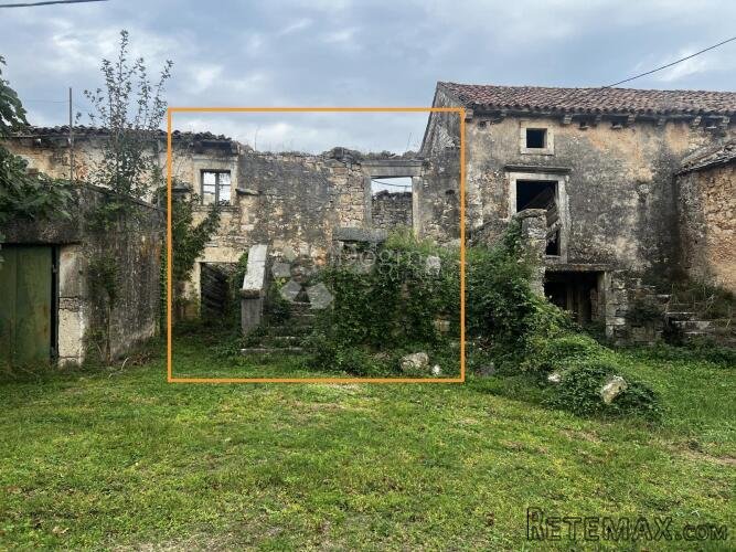 RUŠEVINA U NIZU U MIRNOM MJESTU