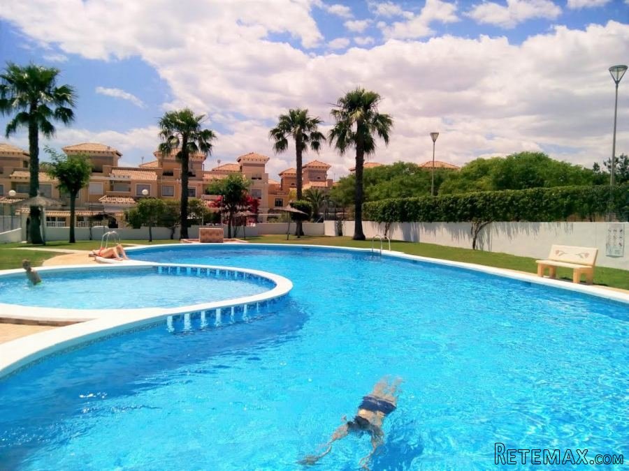 Estupendo dúplex adosado con vistas al mar, piscina..