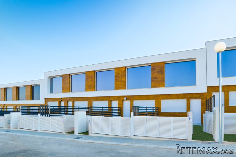 Los bungalows están ubicadas en Gran Alacant, en un..