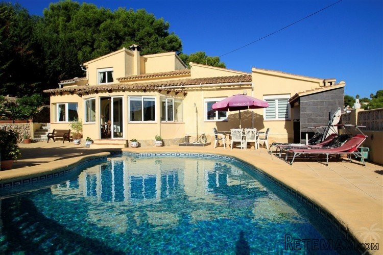 This well presented villa is situated in a quiet location..