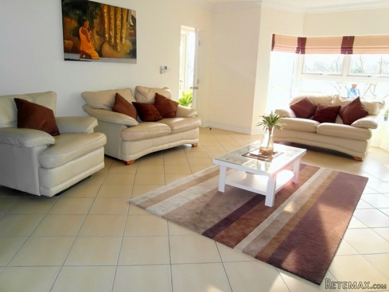 Near new 2 Storey Huay Yai Villa with..