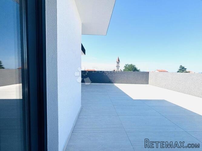 Penthouse nadomak mora i s impresivnim terasama