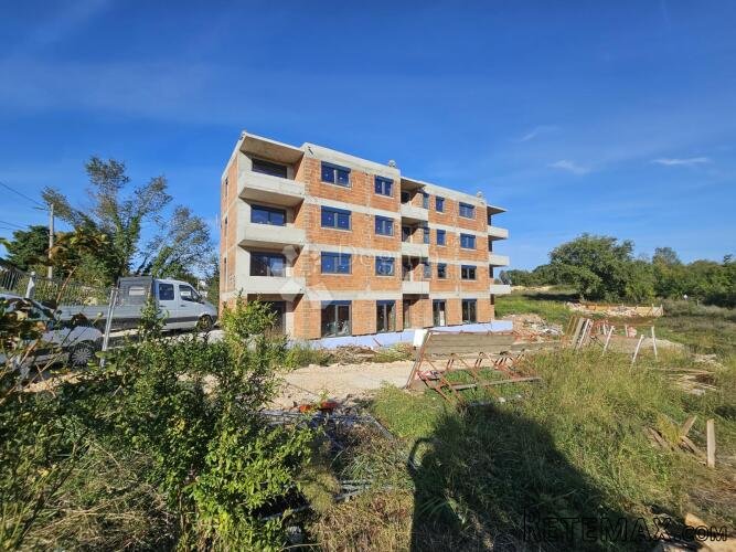 Dvosoban stan 10min od Poreča s okućnicom 80m2