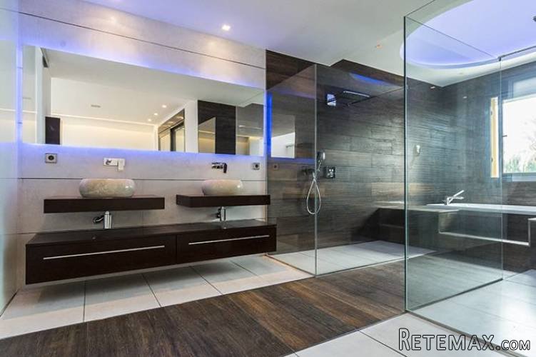 PUERTO BANUS FRONTLINE BEACH: This stunning frontline..