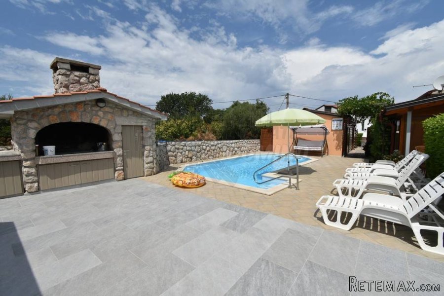Apartmanska kuća s bazenom, okolica Malinske!