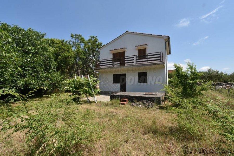 Samostojeća kuća s okućnicom! Malinska-okolica