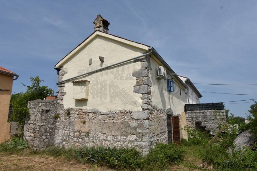 Renovirana kamena kuća sa prekrasnom okućnicom!