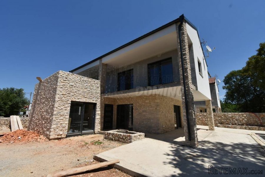 Prekrasna nova kuća-okolica Malinske