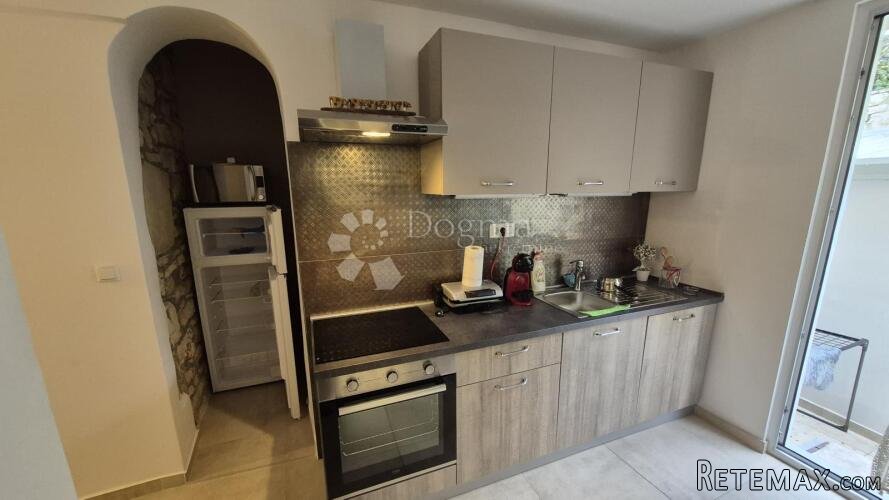 Stan blizu Ekonomskog fakulteta u Puli, površina 79,38 m2 sa - 3