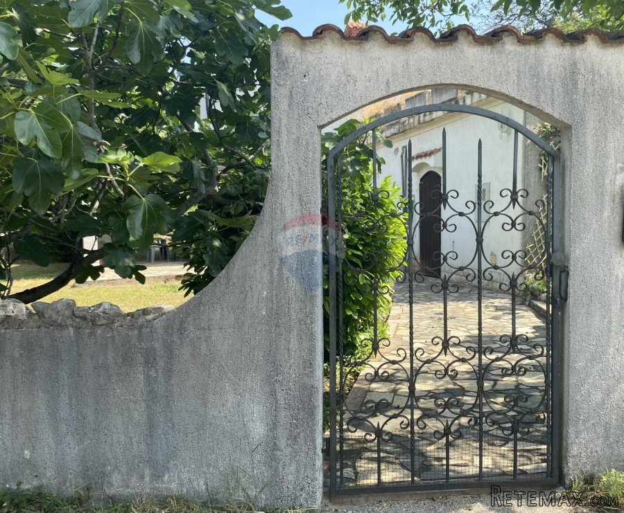 Otok Krk, Dobrinj, samostojeća kuća 3S+DB, 100 m2