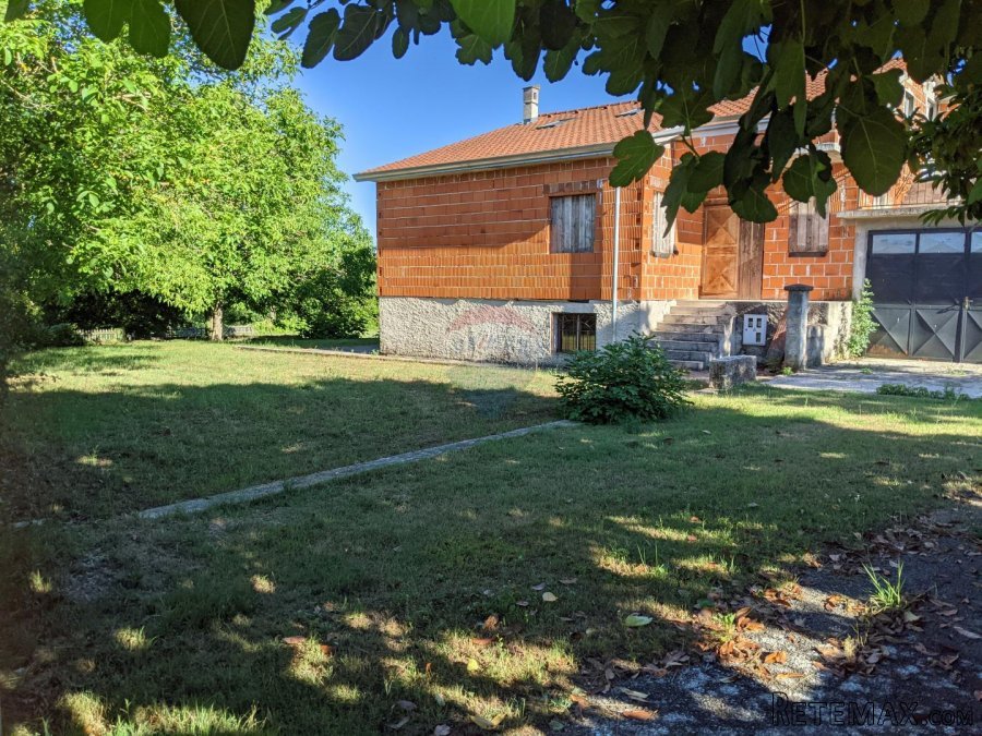 Rovinj okolica - kuća s 3 stana, 2 garaže, parcela 2140m2 - 2