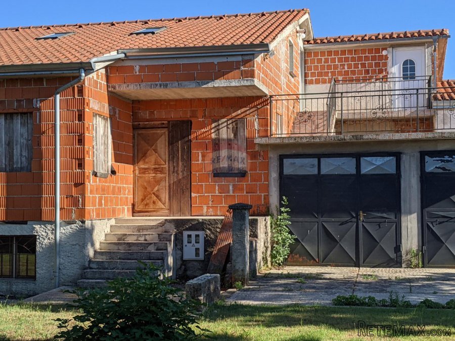 Rovinj okolica - kuća s 3 stana, 2 garaže, parcela 2140m2 - 3