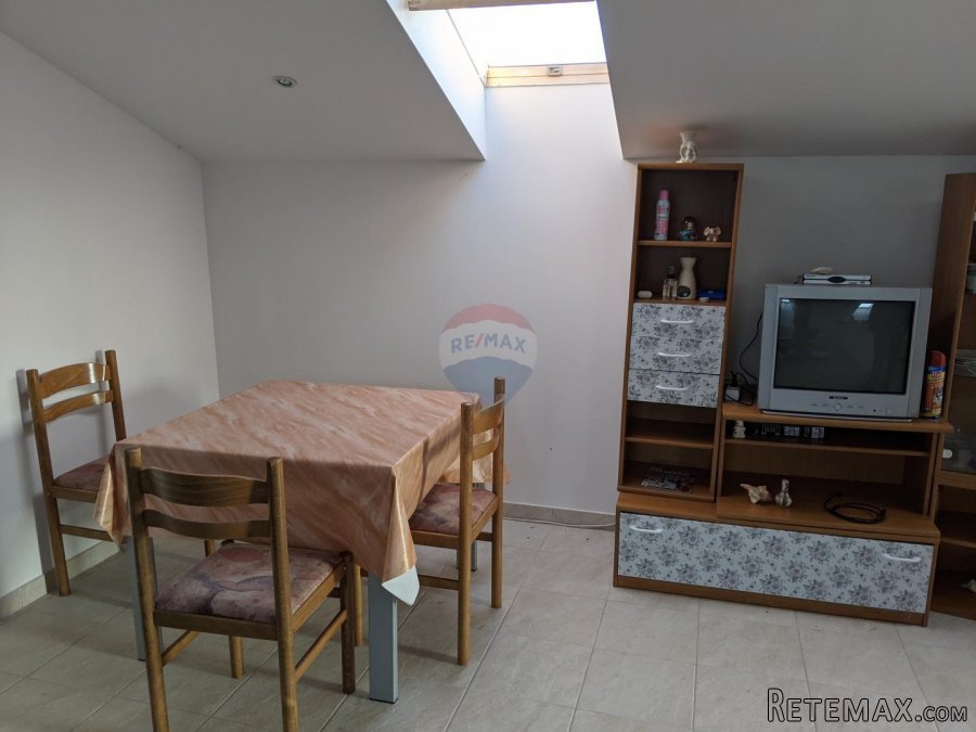 Rovinj okolica - kuća s 3 stana, 2 garaže, parcela 2140m2 - 5