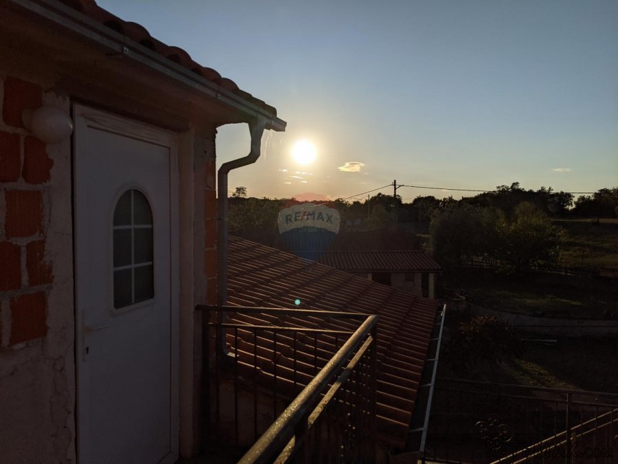 Rovinj okolica - kuća s 3 stana, 2 garaže, parcela 2140m2 - 6