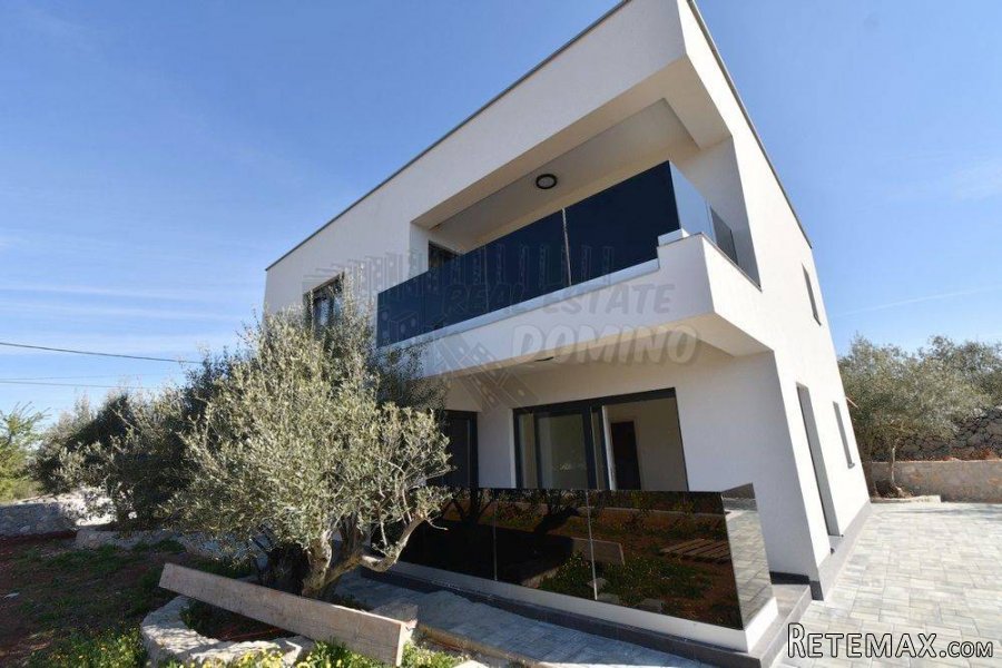 Nova villa s bazenom i garažom!