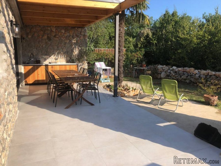 Mala samostojeća kuća s prekrasnim vrtom!