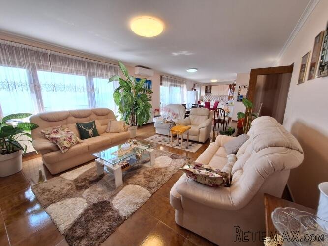 Kastav - kuća s tri stana, 1650 m2 zemljišta - 2