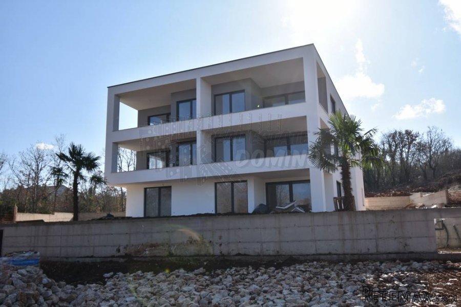Luksuzni apartman sa dodatnim apartmanom,bazenom i..