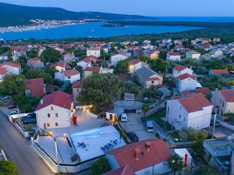 Prekrasna kamena vila s bazenom! Blizina grada Krka!