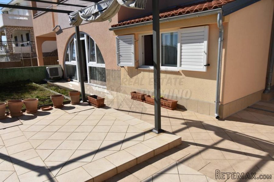 Apartman s 3 spavaće sobe i okućnicom! Grad Krk!
