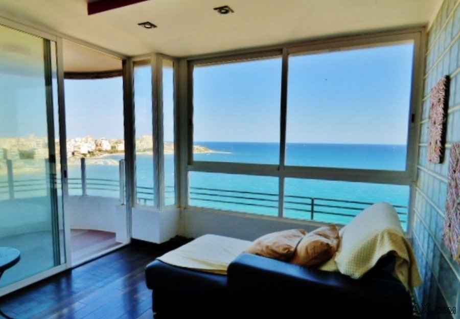 Vivienda en esquina frente al mar con espectaculares.. - 4