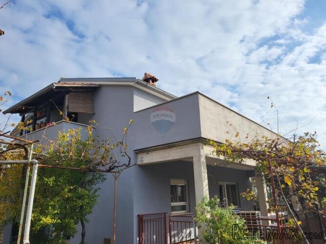 Istra, Marčana, kuća sa 2 stana i pogledom na more