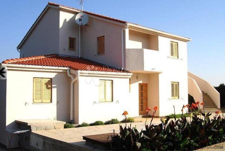 Molat - kuća s velikim stanom i 3 apartmana - 2