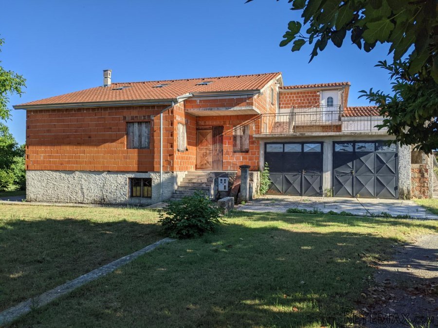 Rovinj okolica - kuća s 3 stana, 2 garaže, parcela 2140m2