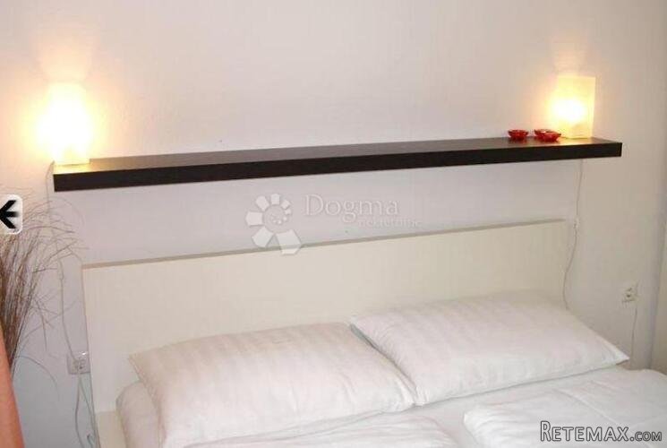 Molat - kuća s velikim stanom i 3 apartmana - 9