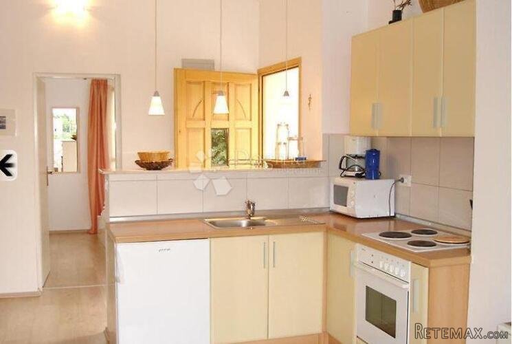 Molat - kuća s velikim stanom i 3 apartmana - 10