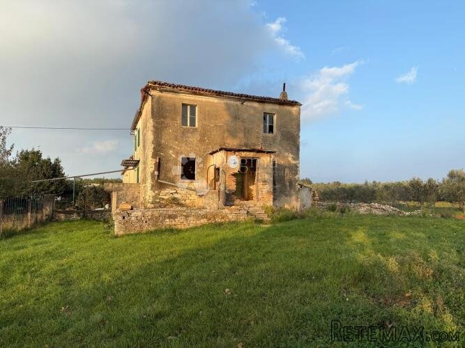 Kuća za kompletnu renovaciju na 541 m2 okućnice