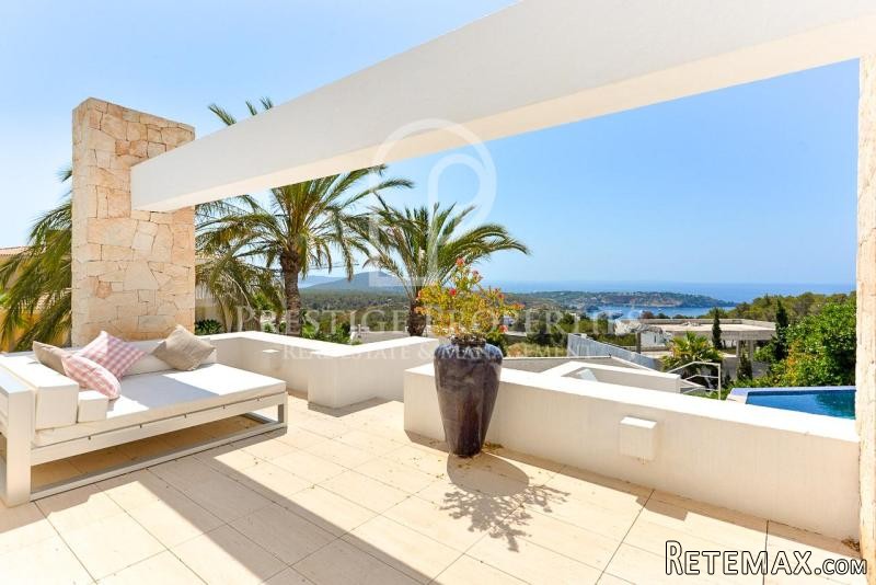 Modern villa in Vista Alegre with sea..