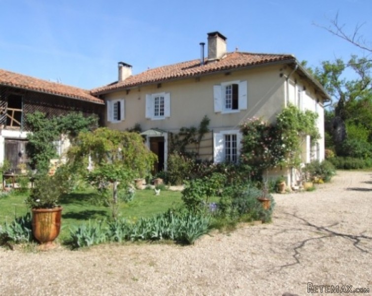 Pretty hamlet maison de maitre, summer..