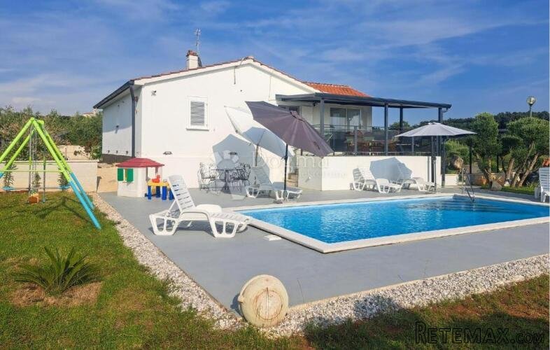Poreč okolica - moderna kuća s bazenom okružena prirodom