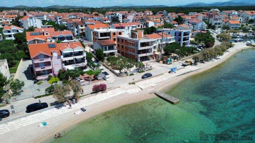 VODICE/SRIMA-TROSOBNI STAN 5M OD MORA I PLAŽE