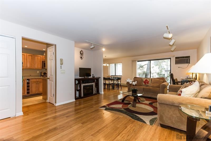 2 bedroom House For Sale: 555 Central..