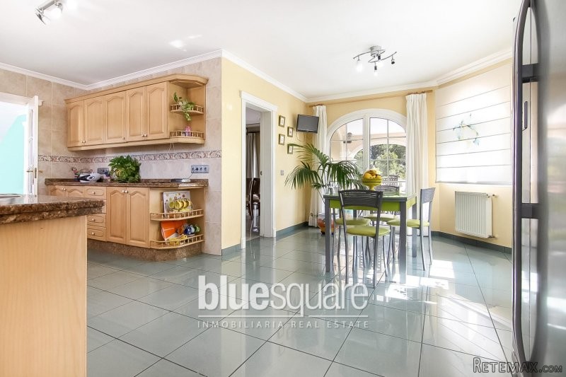 Lovely family home just 1 km from.. - 2