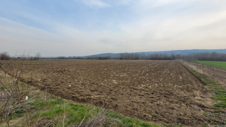 Parcela 1.8hektara (visokonaponska struja) ravna
