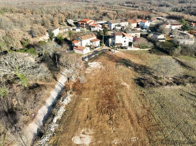 LIJEPO GRAĐEVINSKO ZEMLJIŠTE NA MIRNOJ LOKACIJI 879 m2 - 2