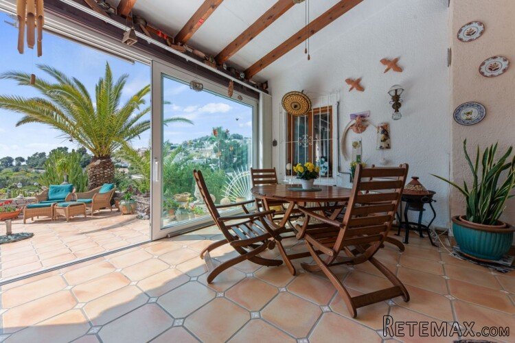 Located in a quiet cul-de-sac, this Mediterranean villa.. - 2