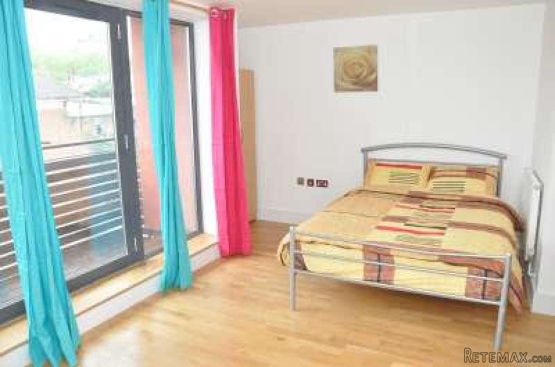 Single with double bed near Canary..