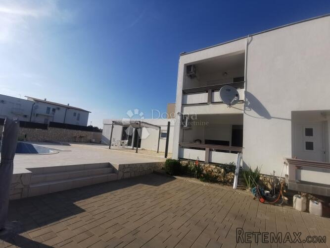 Kuća na Viru s bazenom i apartmanima - sveukupno 698m2 - 3