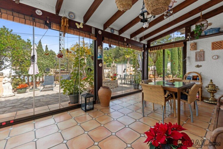 Located in a quiet cul-de-sac, this Mediterranean villa.. - 3