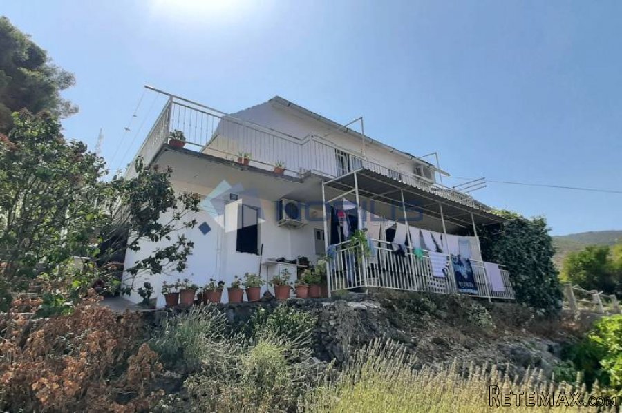 Vis, kuća78 m2 + okućnica 240 m2