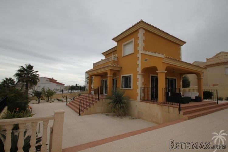 Detached luxury villa on a corner plot with private pool.. - 2