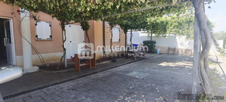 Istra, Premantura, kuća s 11 apartmana i poslovnim prostorom - 2