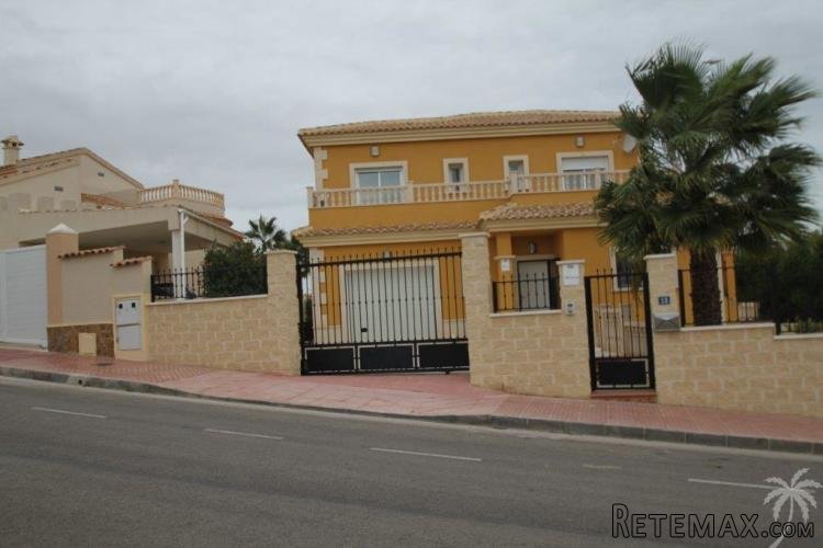 Detached luxury villa on a corner plot with private pool.. - 3